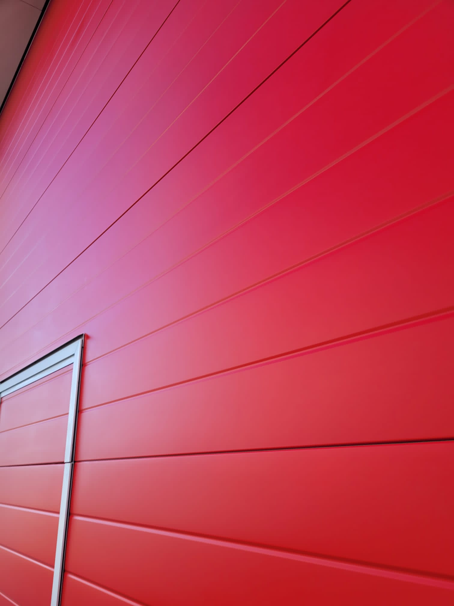 Opfrissen van rode industriële garagepoorten