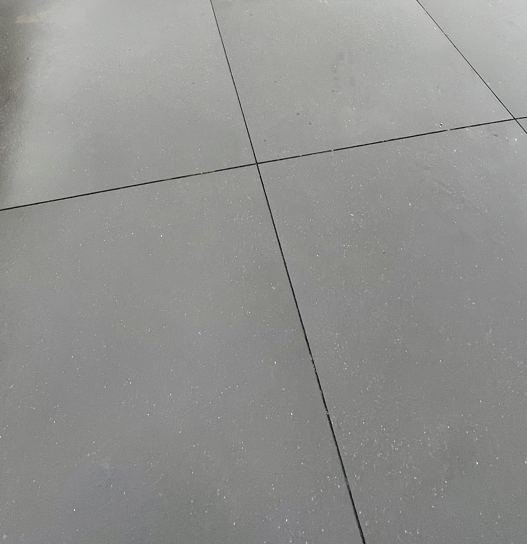 Wat moet u WEL doen om vlekken te verwijderen op een betonvloer?