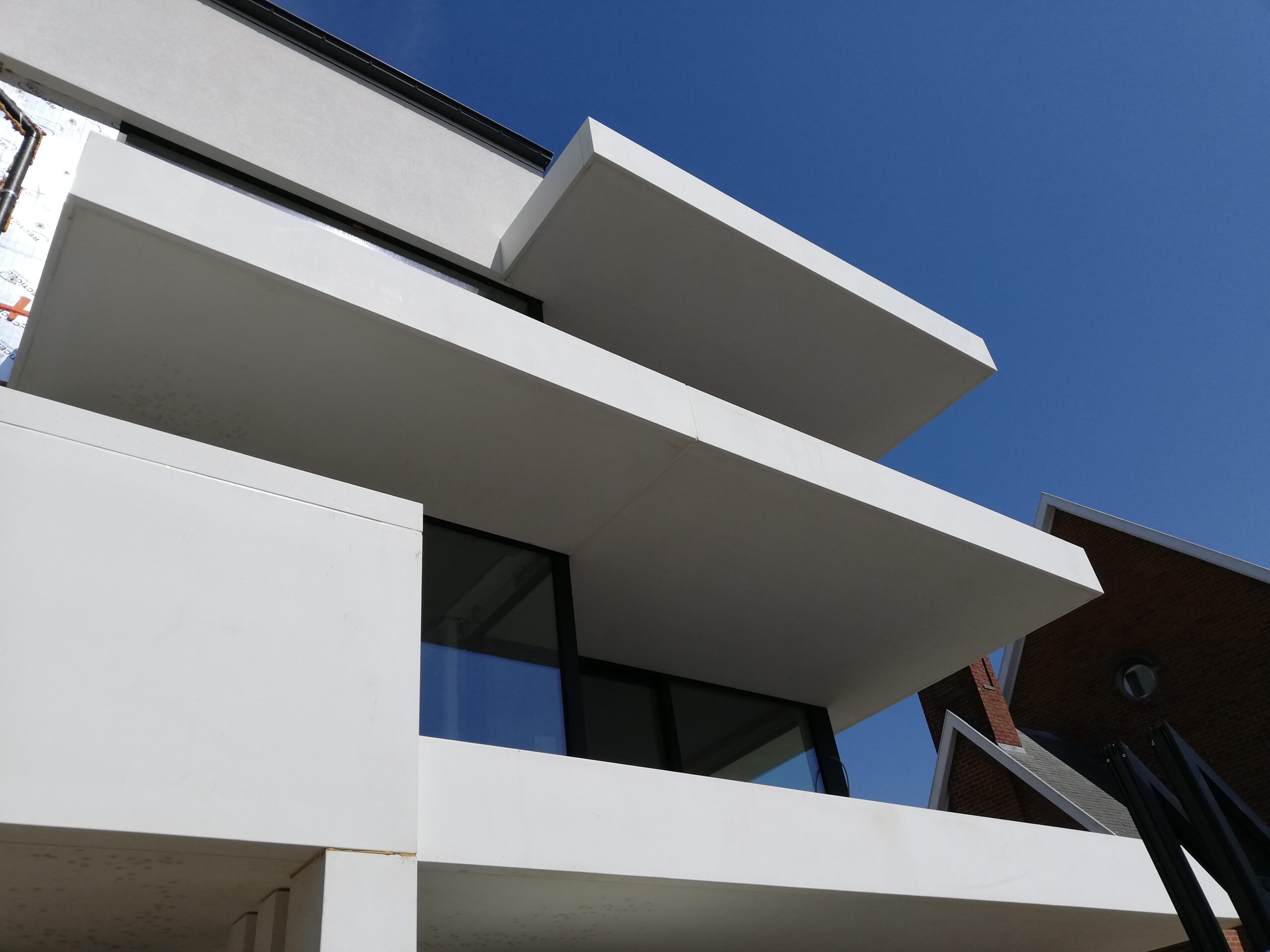 Vervuiling op wit balkon