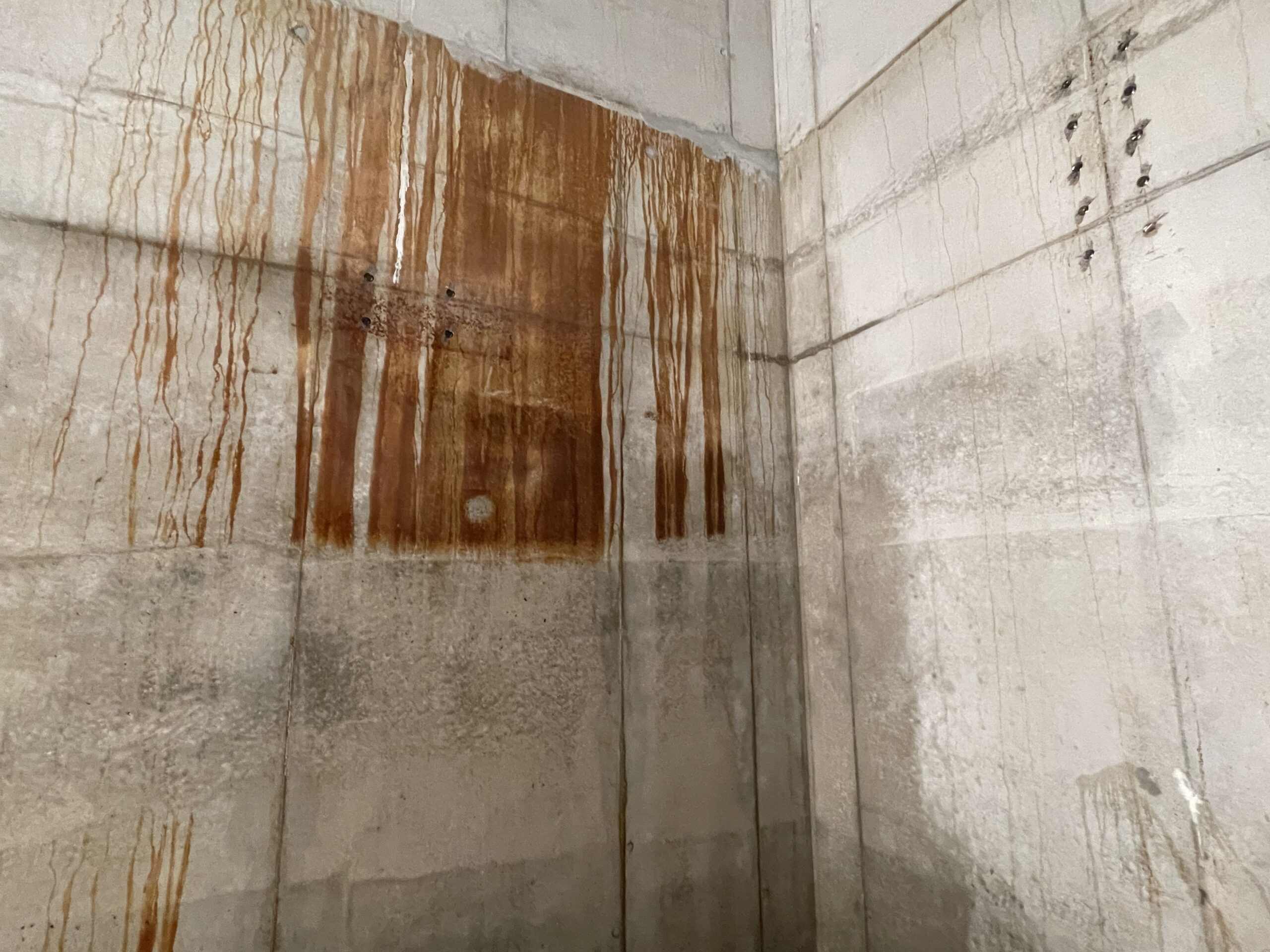 Roest op wanden van zichtbeton