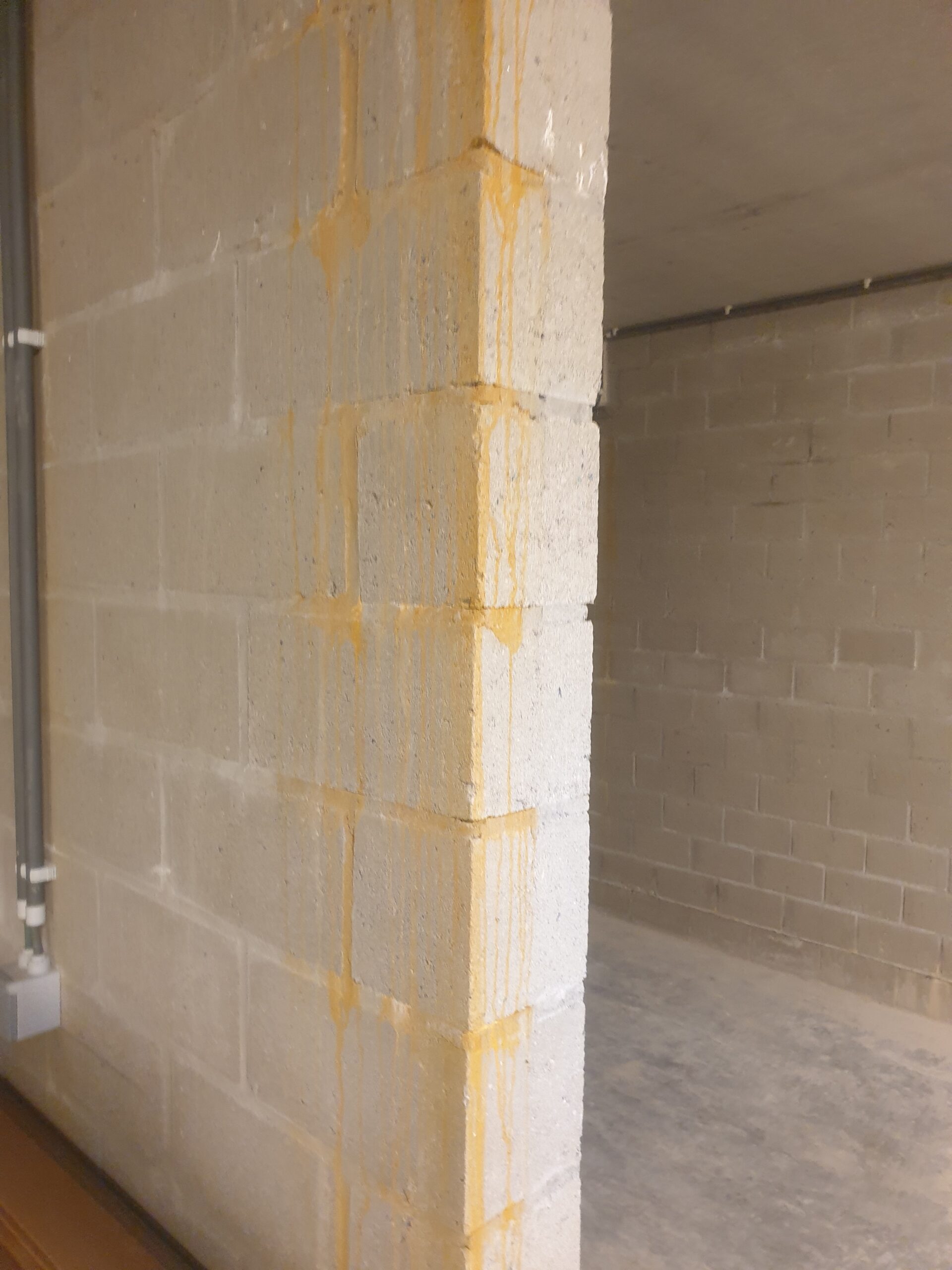 Roestwater op metselwerkmuur