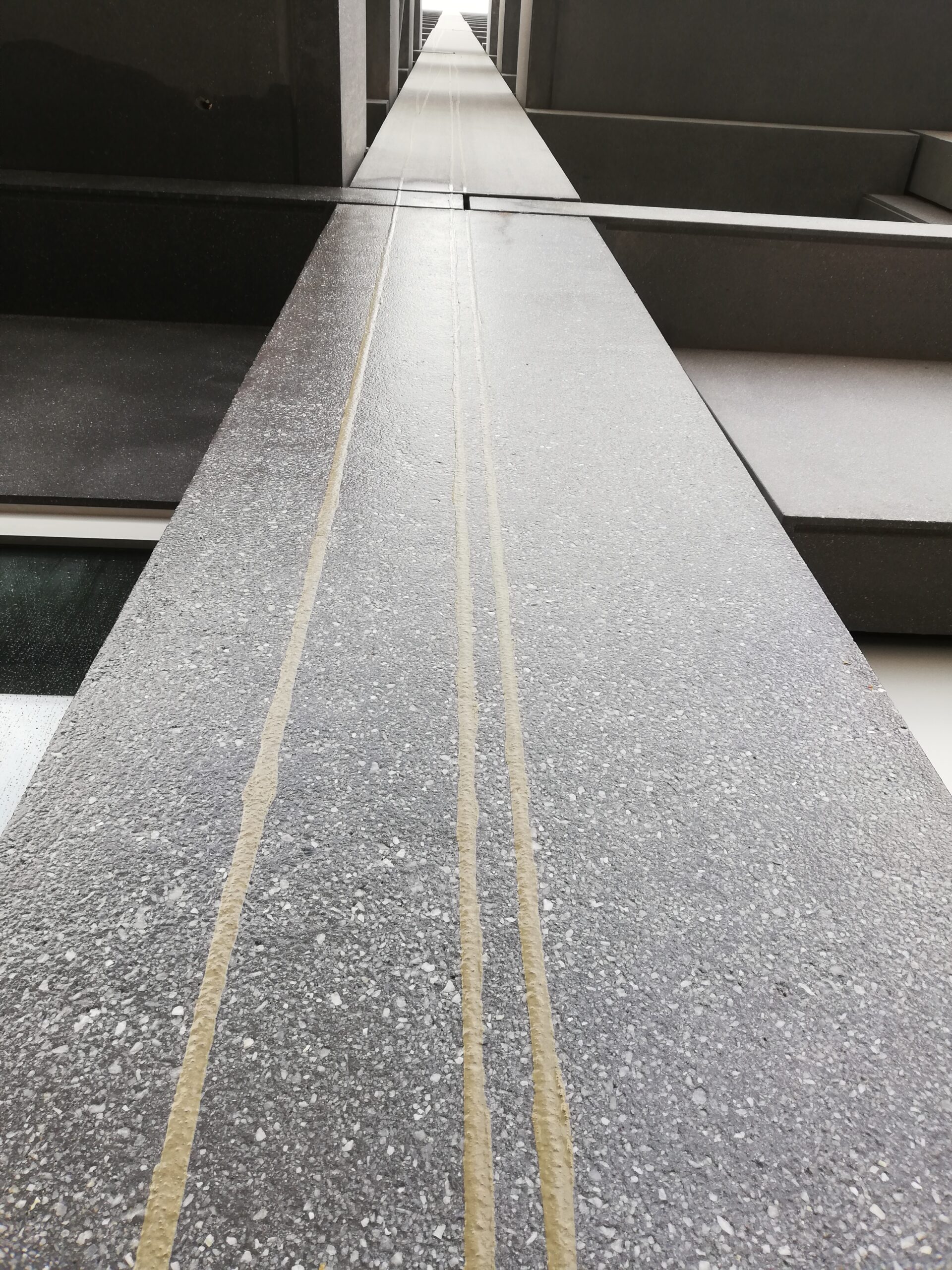 Cementresten op betonwand