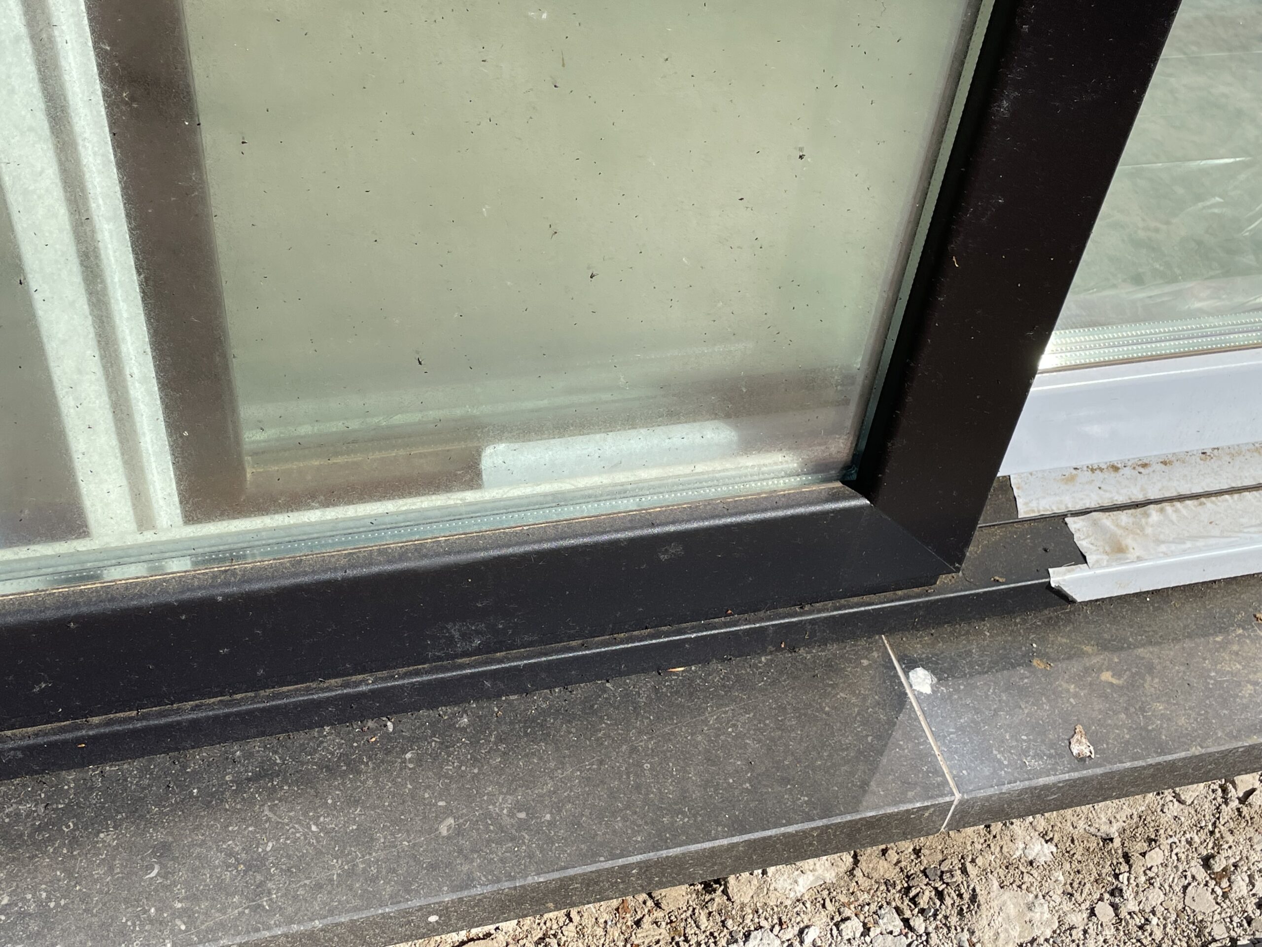 Olie verwijderen van ramen en blauwsteen