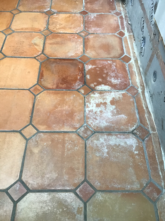 Kalk op tegel van terracotta