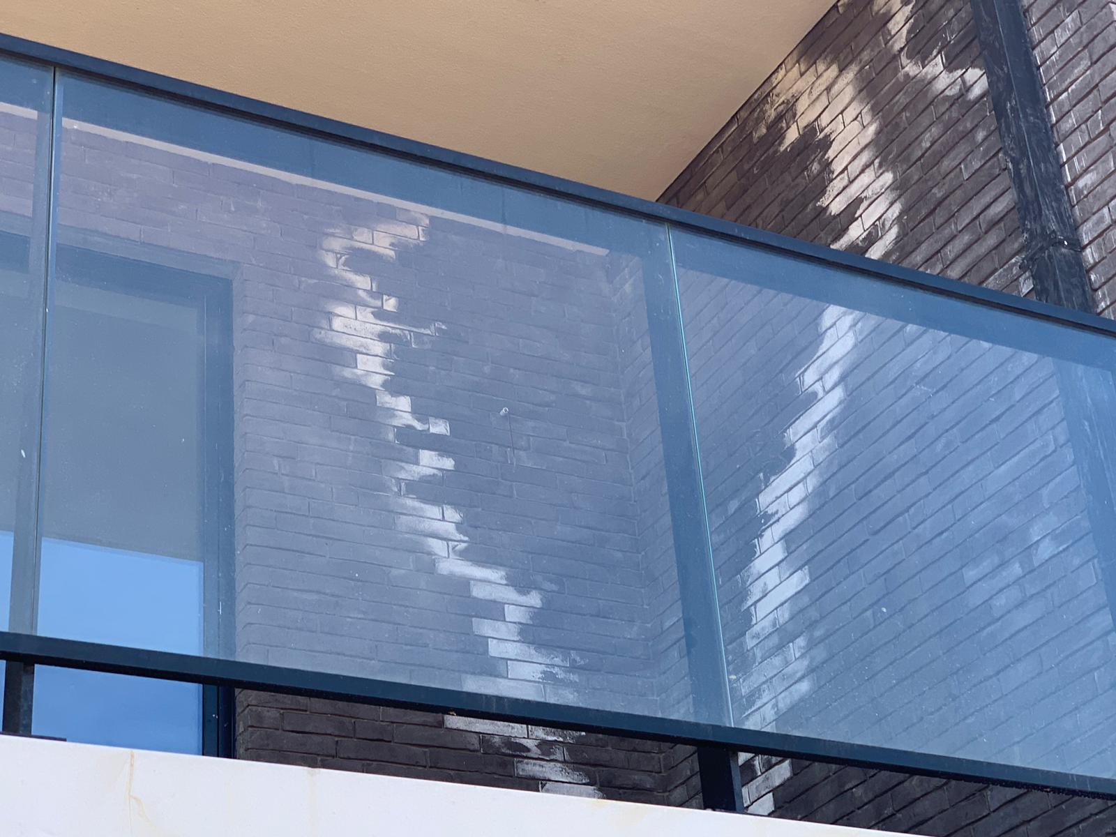 Zoutuitbloeiing op donkere baksteen