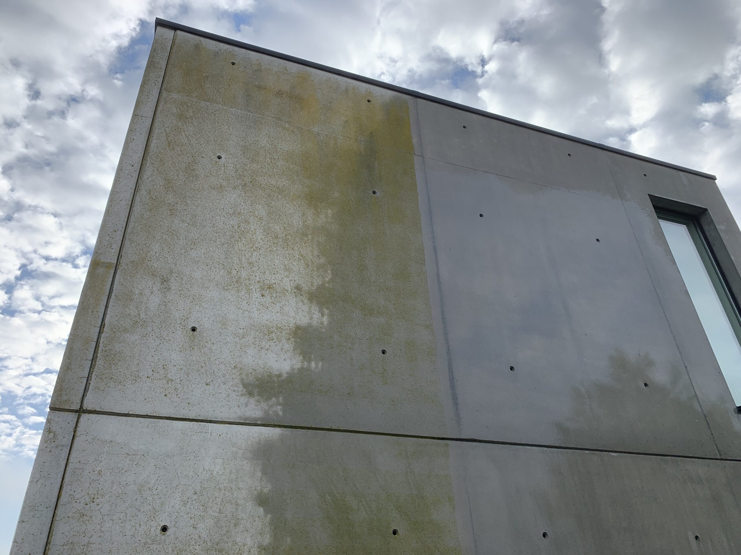 Vervuilde betongevel reinigen