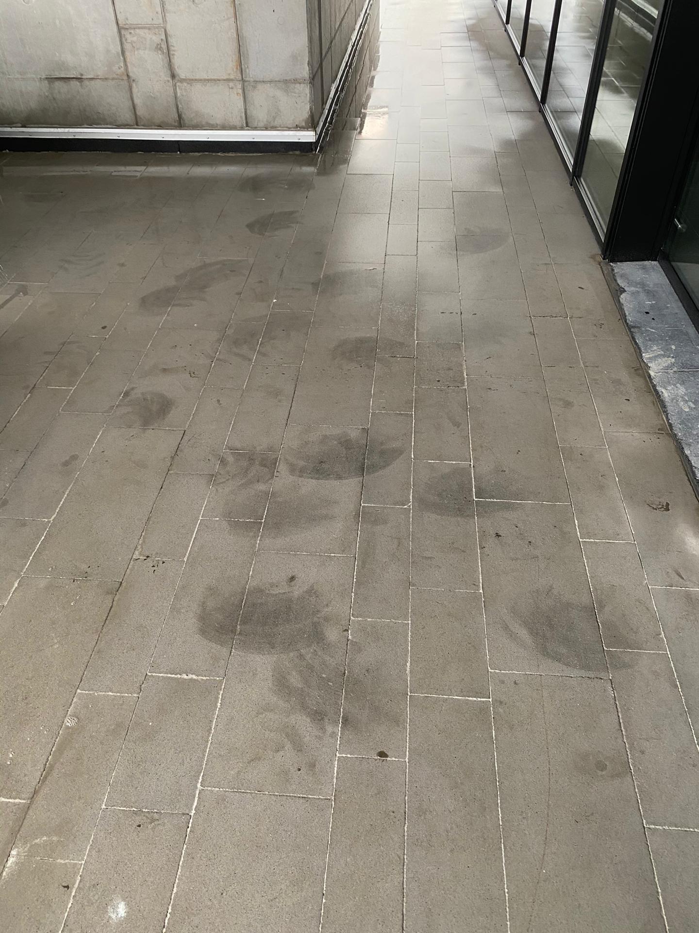 VRAAG van een klant: Rubbersporen op betonklinkers