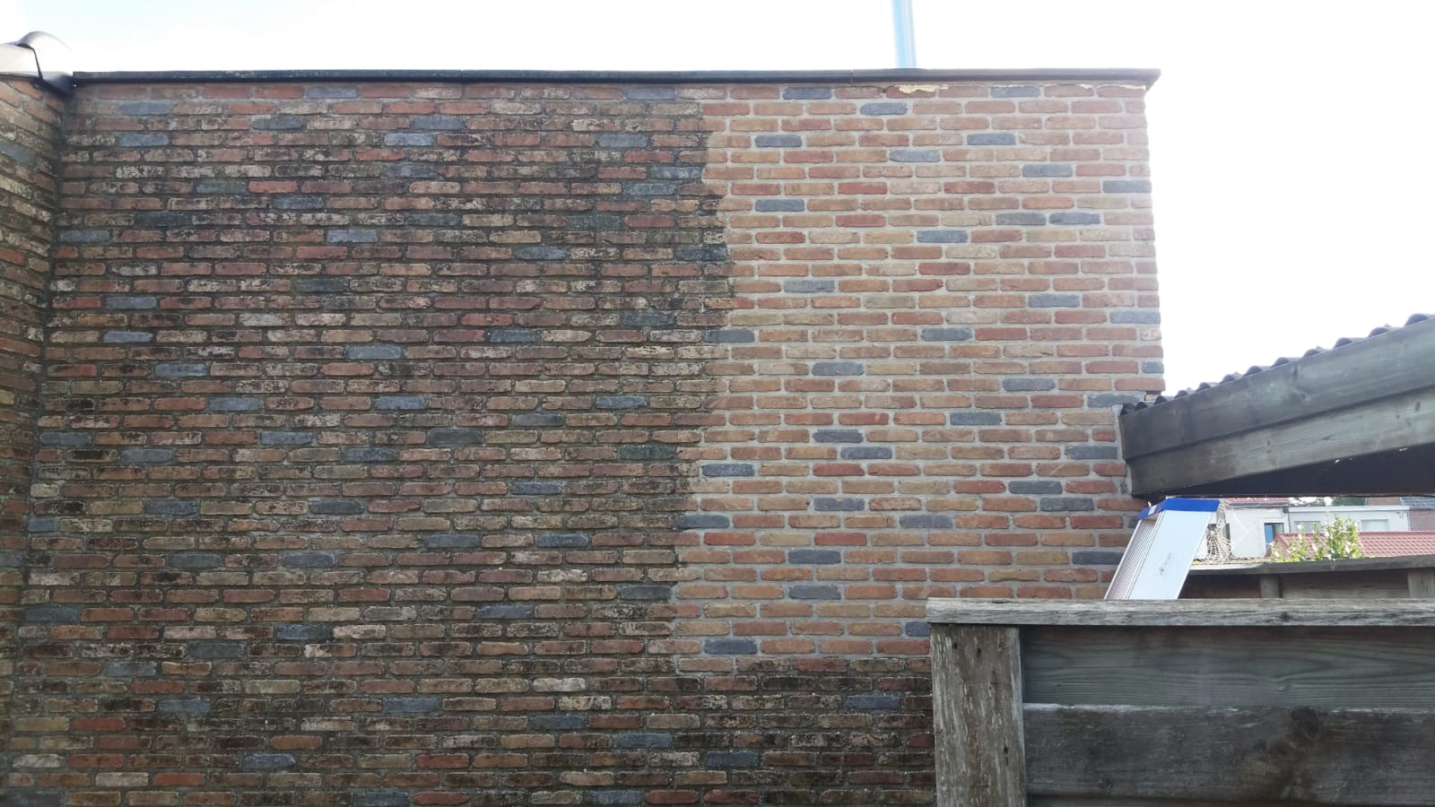 Dak ontmossen en baksteenmuren reinigen