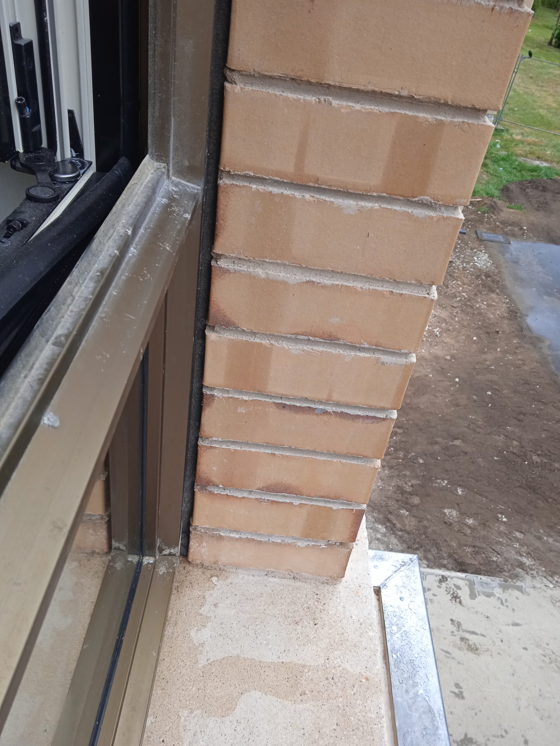 Kalk- en cementresten op geanodiseerd aluminium