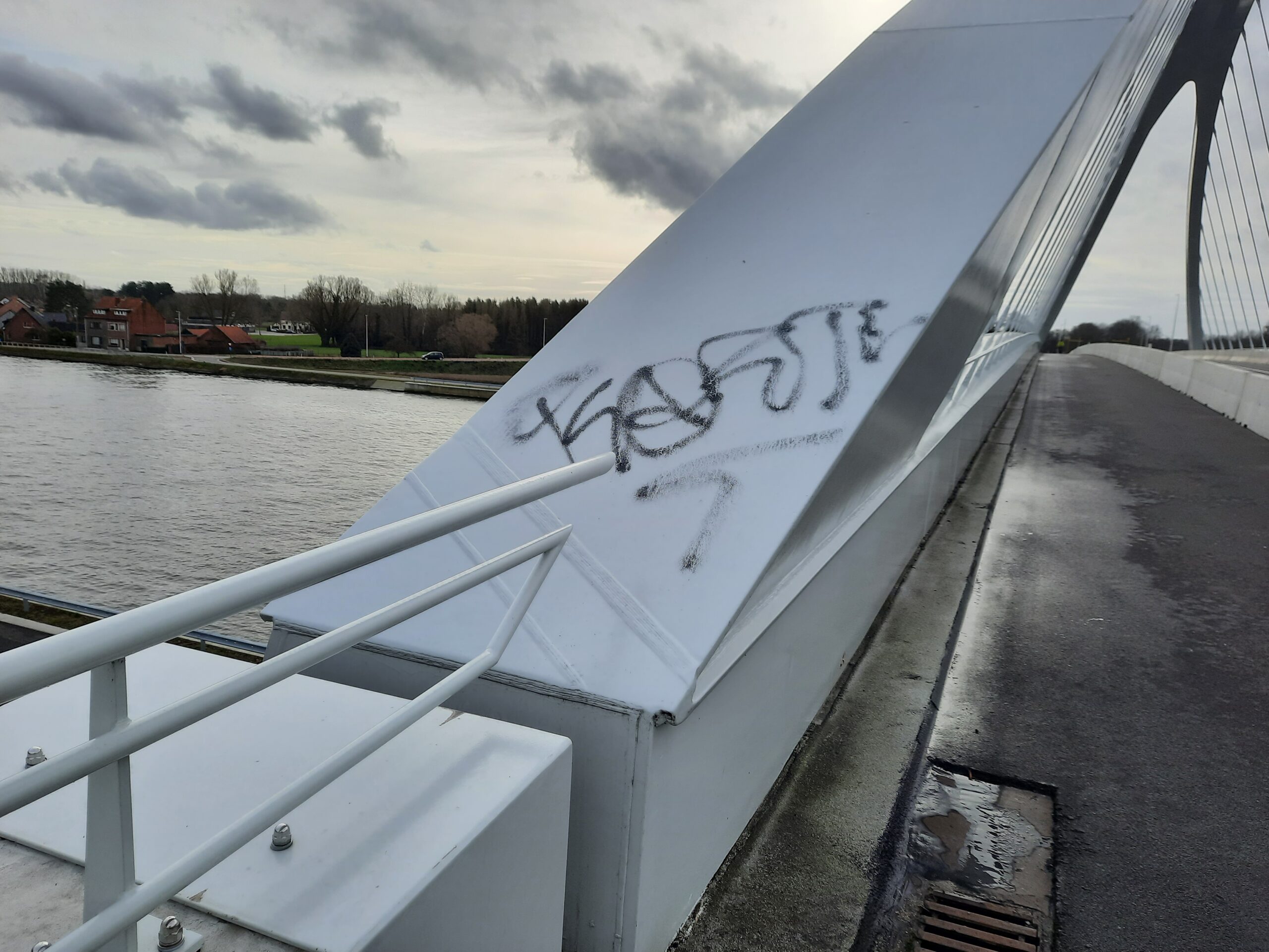 VRAAG van een klant: Graffiti op brugpijlers