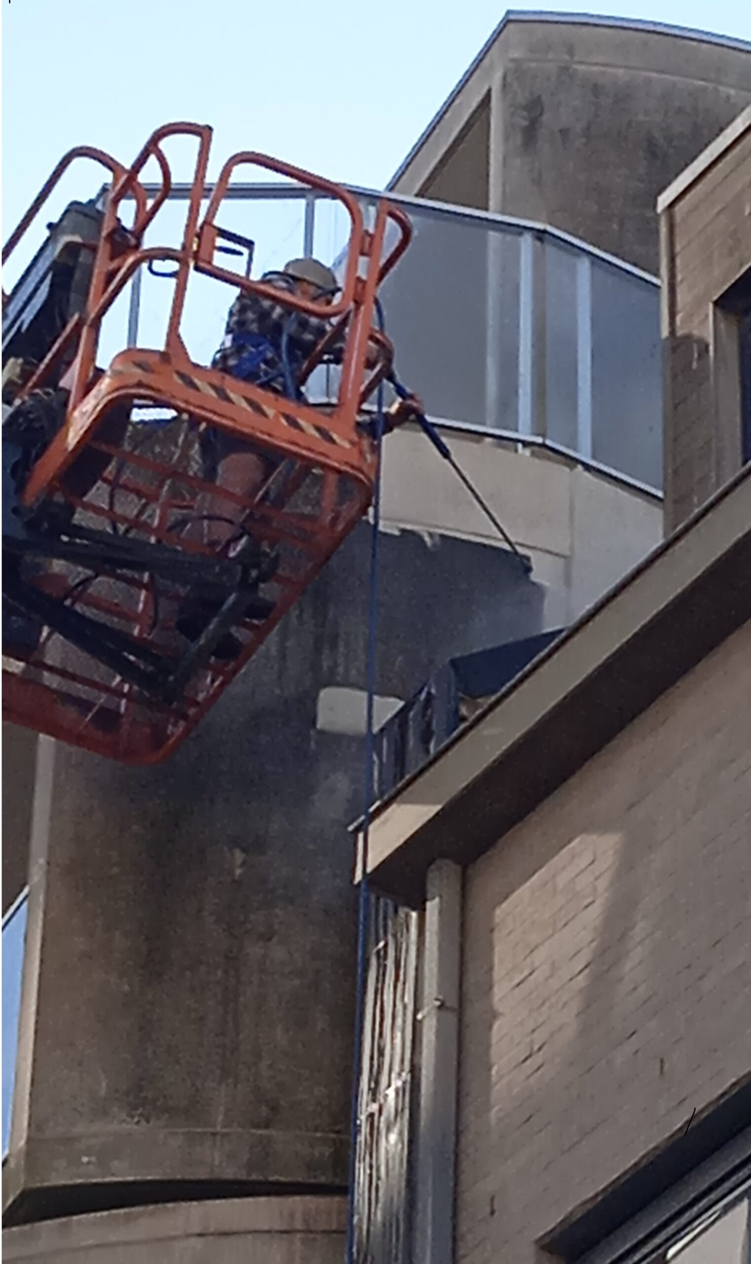 Reiniging van witte betonelementen