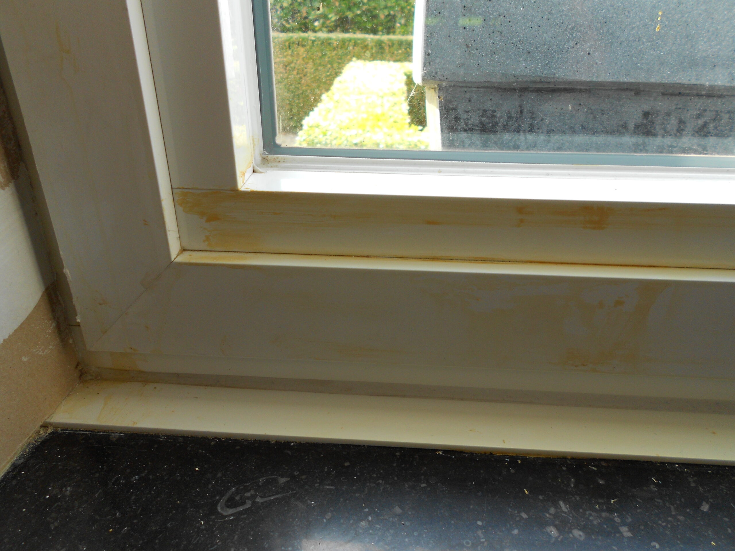 Uitgeharde PU op kunststof raamprofielen