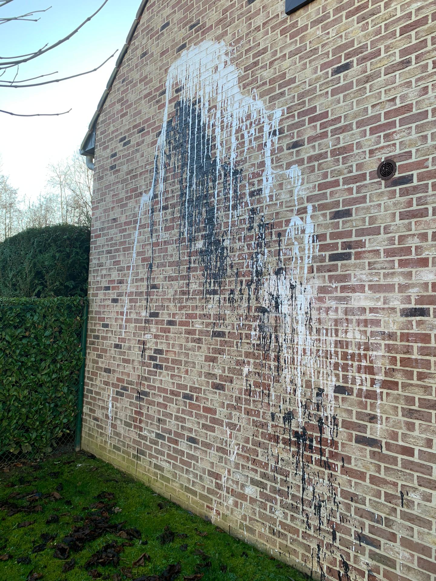 Verwijderen van verf, teer en olie van baksteengevel