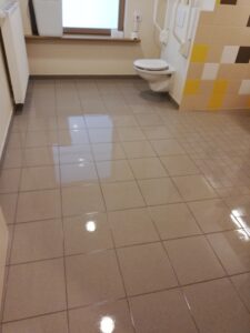 Chemifor_Transparante_AntiSlip_Gladdevloer_Tijdens