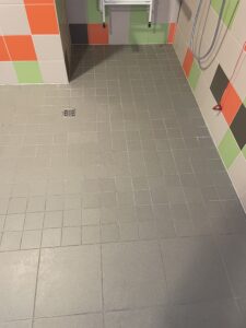 Chemifor_Transparante_AntiSlip_Gladdevloer_Tijdens