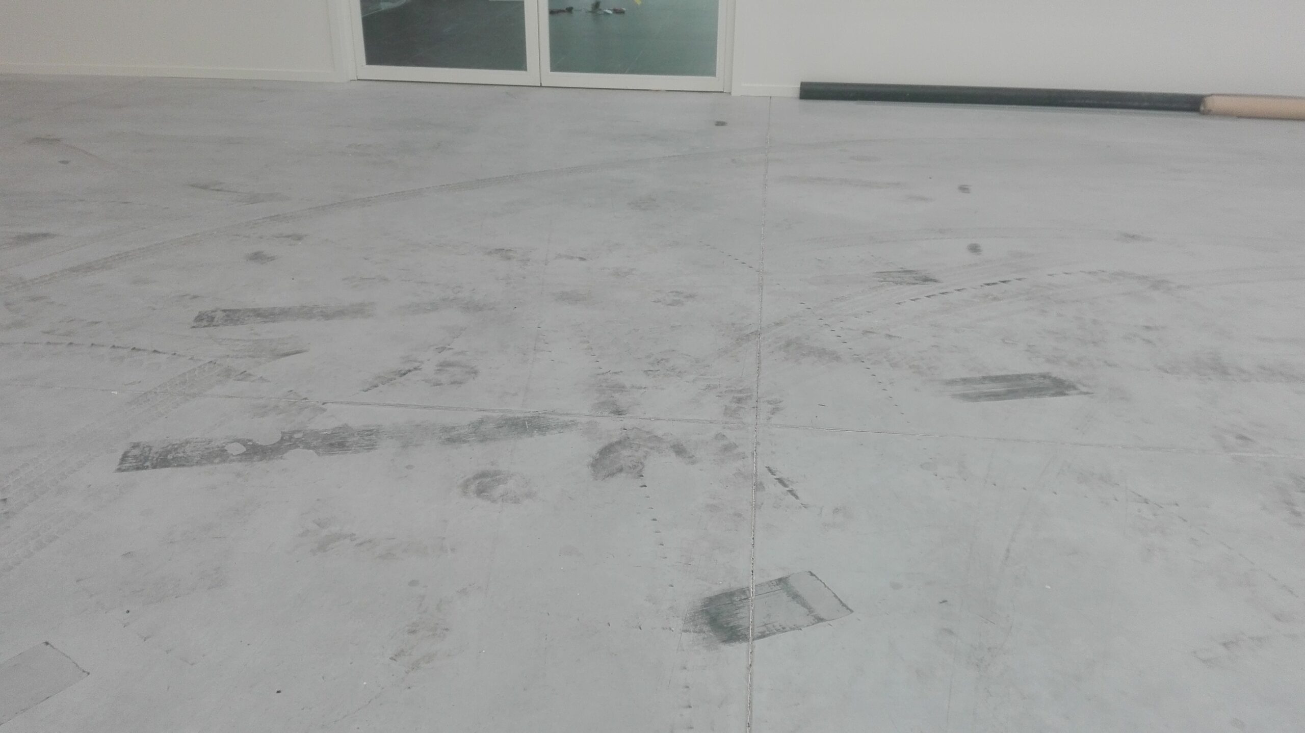 VRAAG van een klant: Rubbersporen op beton